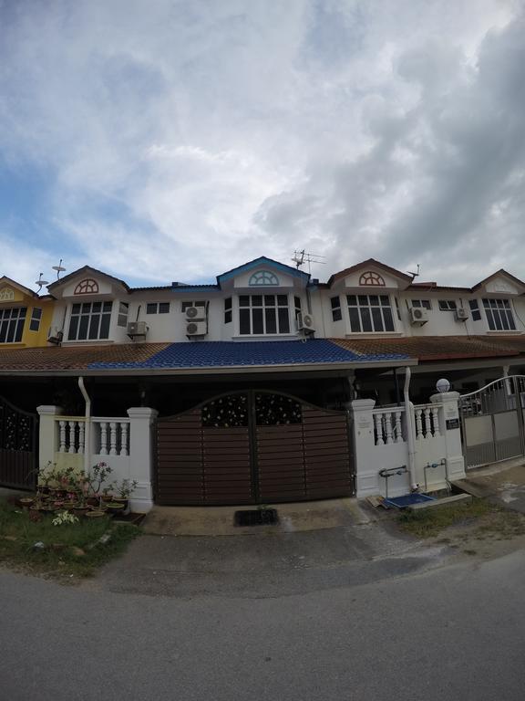 Little Blue House Kemaman Guesthouse Chukai Exterior photo